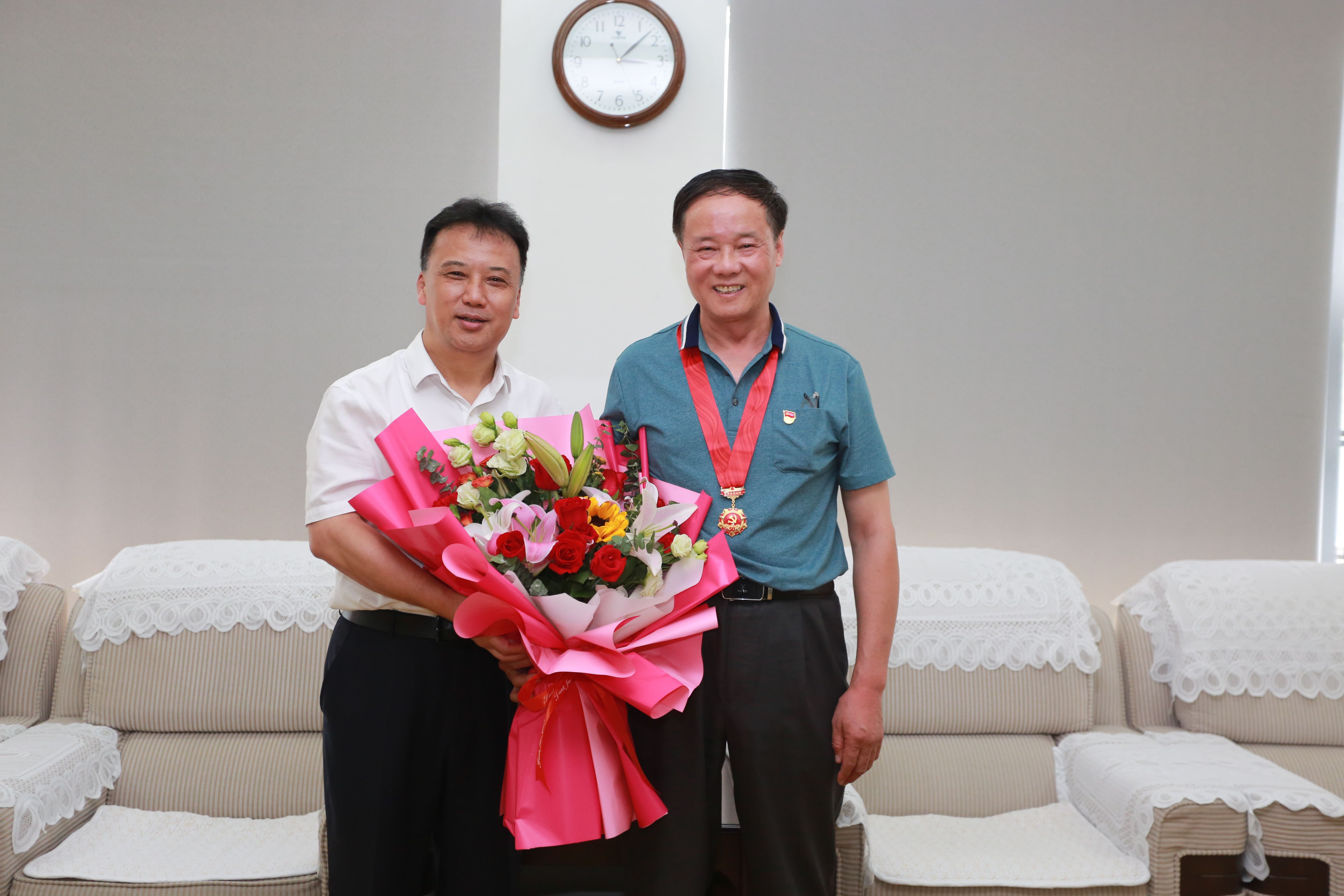正文成洪波,马宏伟,李忠红先后走访慰问了张遐龄,王江水,毛济安